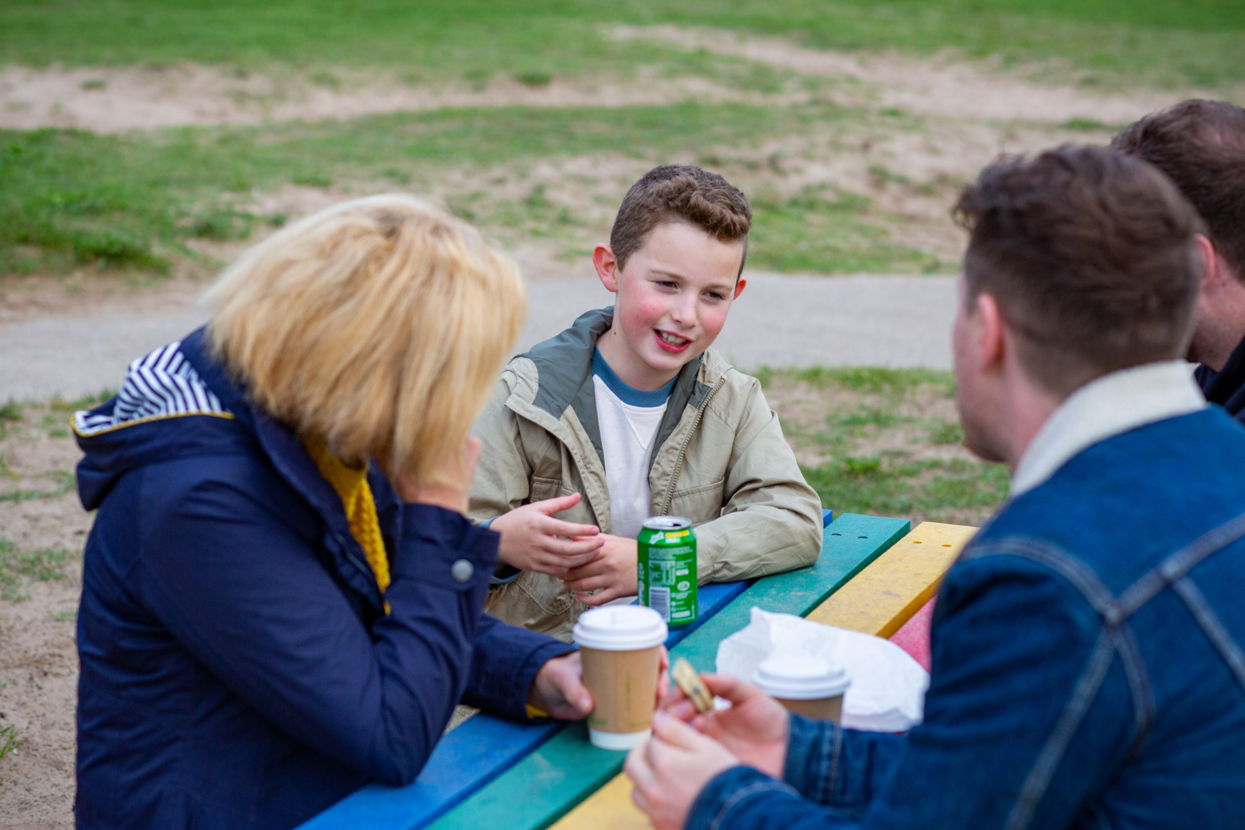 Bachgen ifanc yn siarad i teulu